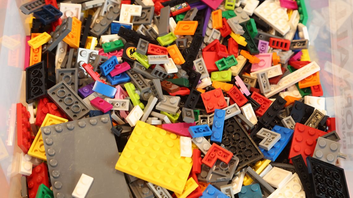 Blick in eine Box mit vielen bunten Legosteinen