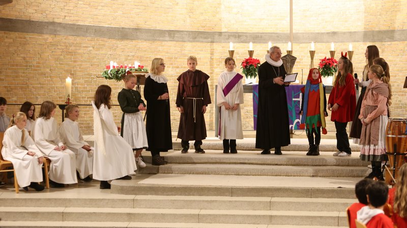 Der Gottesdienst hat begonnen. Die Kinderbischöfe werden gleich in ihr Habit eingekleidet.