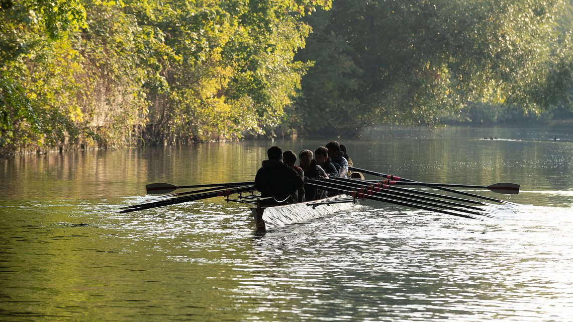 Ruderboot im Gegenlicht auf dem Kanal