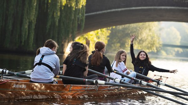 Schülerinnen und Schüler rudern auf der Alster