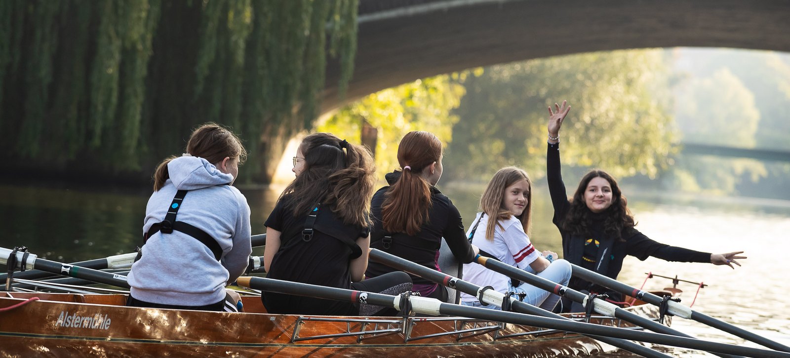 Schülerinnen und Schüler rudern auf der Alster